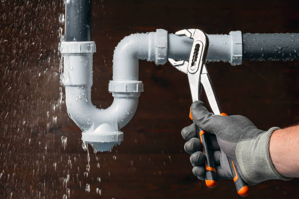 Professional Emergency Plumber technician working in Dale, TX